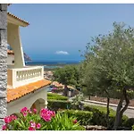 Вилла Laura - Elegant Sea View Retreat Порто-Сан-Паоло