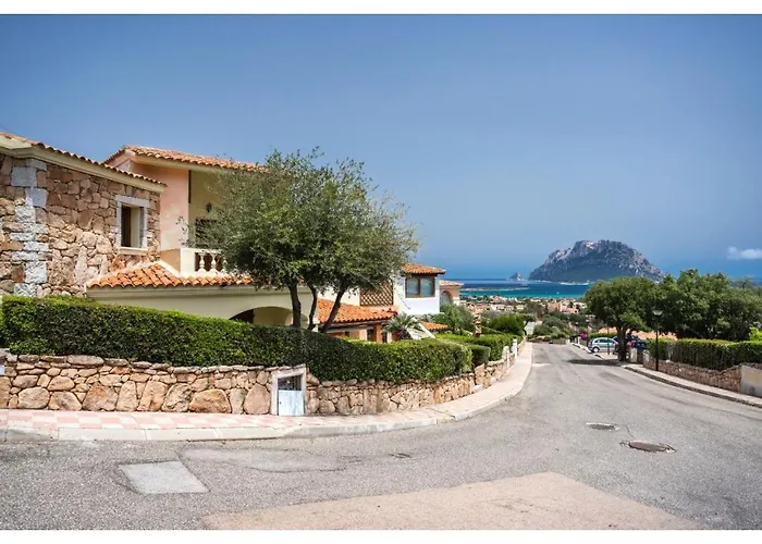 Villa Laura - Elegant Sea View Retreat